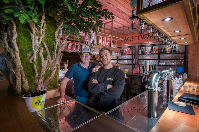 De eigenaren achter de bar